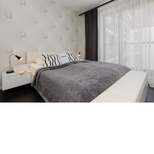 Warsaw City Center Apartment Grzybowska 85 with Parking by Noclegi Renters