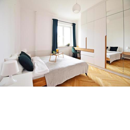 Warsaw City View Apartment - 63m2, Top Location, Workspace - by Rentujemy