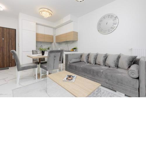Warsaw Sarmacka Apartment with Gym, Sauna and Parking by Noclegi Renters