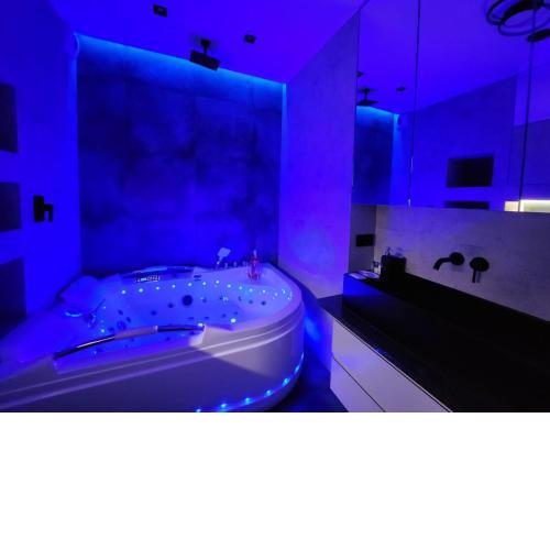 WARSZAWA CENTRAL HOUSE - Studios in Warsaw with Private Jacuzzi, full access to Sauna, Gym and Billards - Studia z prywatnym Jacuzzi oraz dostępem do sauny, siłowni i bilarda