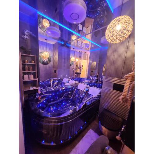 WARSZAWA WOLA Wyjątkowe Studio z Jacuzzi, Sauną i Fotelem do Masażu - Exceptional Studio in Warsaw with Jacuzzi, Sauna and Massage Chair