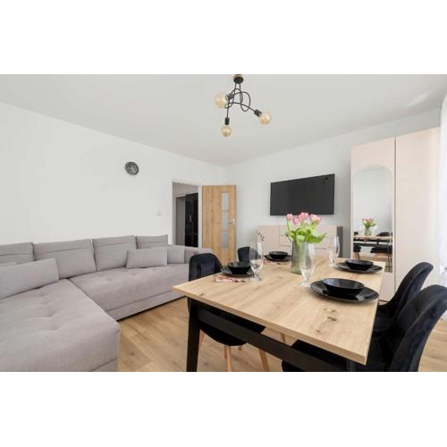 Wąska Bright Apartment with Balcony by Noclegi Renters