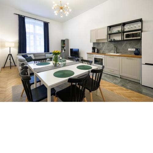 WAWELOVE spacious 3 bedroom apt 1 min to Main Sq!