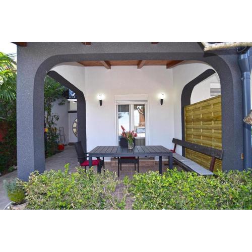 Welcoming apartment with shared pool