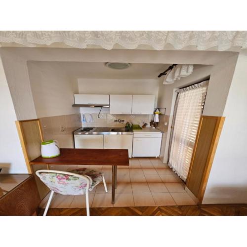 Well-situated studio apartment in Tribunj