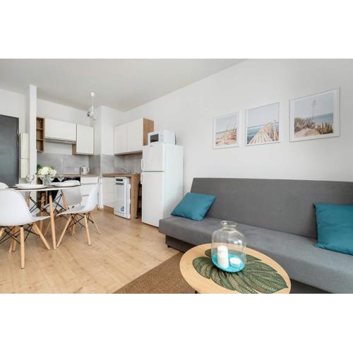 White and Beige Apartment in Gdynia with Access to the Outdoor Gym by Noclegi Renters