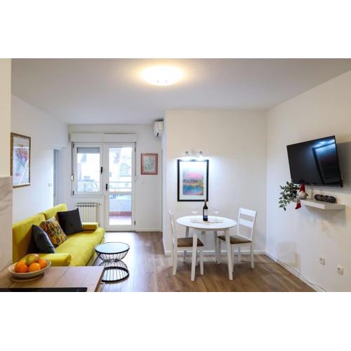 White & Bright Escape 1BDR apt