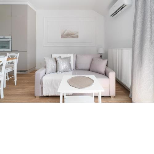 White Elegance Apartment with AC & FREE GARAGE by Noclegi Renters