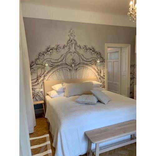 White Flat by GrazRentals with cool location & free parking