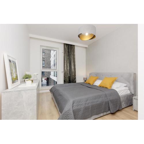 White & Gold Marble Apartment Łódź Fabryczna by Noclegi Renters