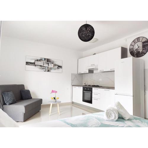 White Studio Apartman