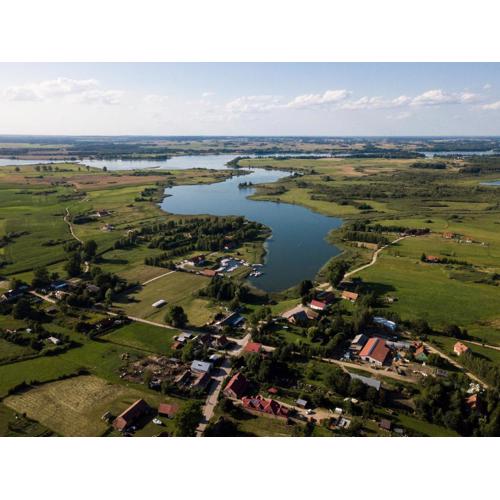 WIEJSKI APARTAMENT W DOMU NAD JEZIOREM