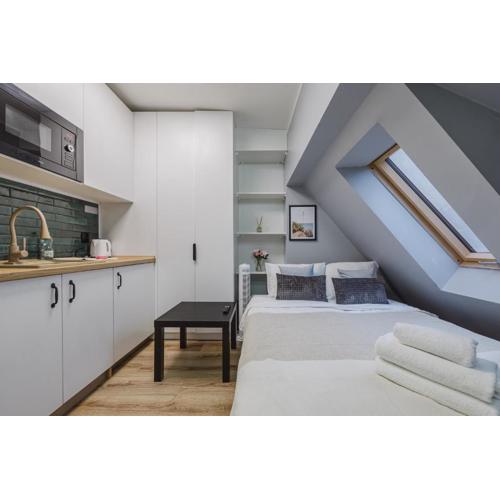 Wilda Chic Grey Apartment By BookingHost