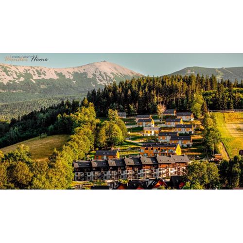 Wonder Home - Domki Hillside tuż przy stoku narciarskim - na terenie kompleksu plac zabaw i zewnętrzna siłownia, sklep, parking