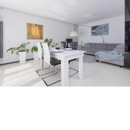 Wonderful Apartment Garden Residence by Noclegi Renters