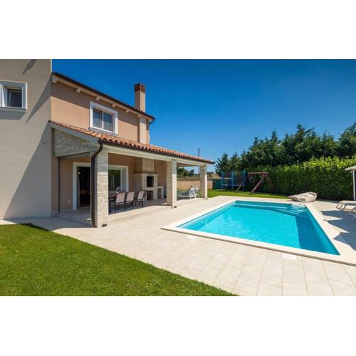 Wunderschöne Villa mit Pool, Trampolin, 5 Klimas