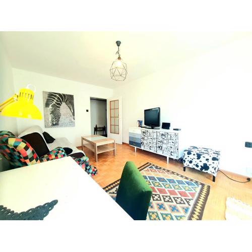 Yellow Apartment oposite ZOO (5 minutes walk to the Old Town)