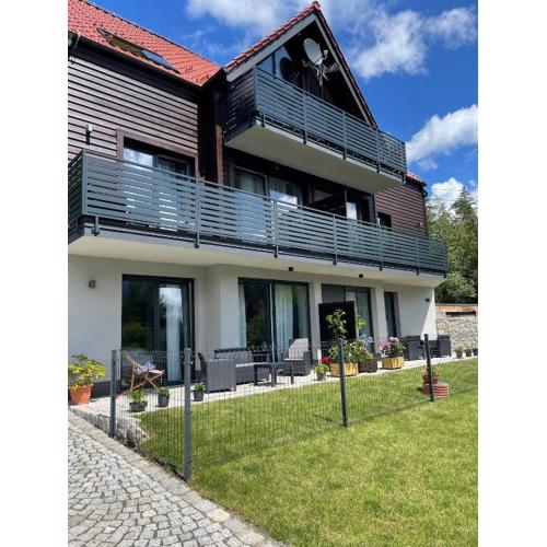 Z Widokiem Apartamenty - apartamenty z widokiem na góry i zewnętrzną balią