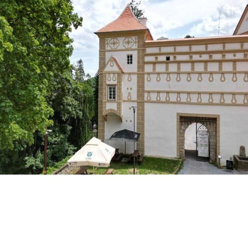 Zámek Castle Račice - Předzámčí Forecastle