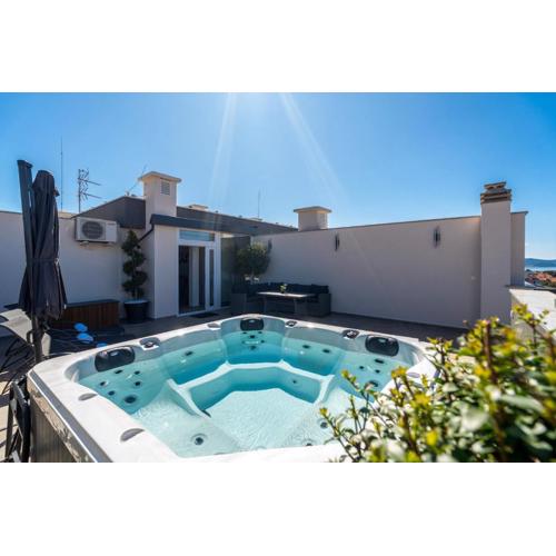 Zara Penthouse with top roof terrace and hot tub