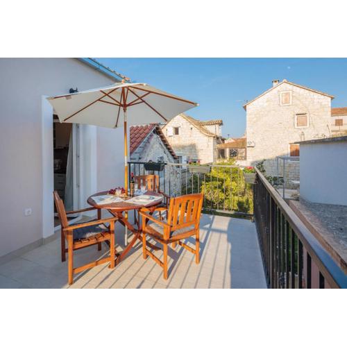 Zlatin Dvor - apartments for 3, terrace, Trogir center, beach at 5-min, BIKE friendly