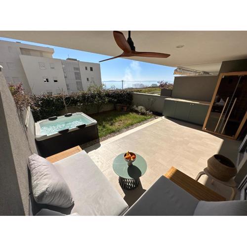 Žnjan beachfront luxury beautiful new apartment with garden jacuzzi and sauna