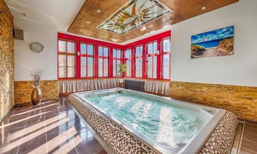Beskydy: Hotel Zlatý Orel Ostravice **** s polpenziou, privátnym wellness s bazénom a saunou + relax v jaskyni