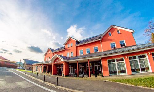 Beskydy neďaleko aquaparku: Hotel Hukvaldy *** s polpenziou, wellness a bazénom neobmedzene + 2 druhy saun
