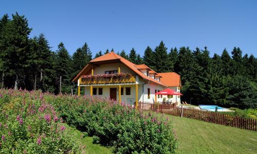 Biele Karpaty blízko hraníc, Strážnic a Luhačovíc: Penzión Mikulčin vrch 799 m n. m. + raňajky formou bufetu