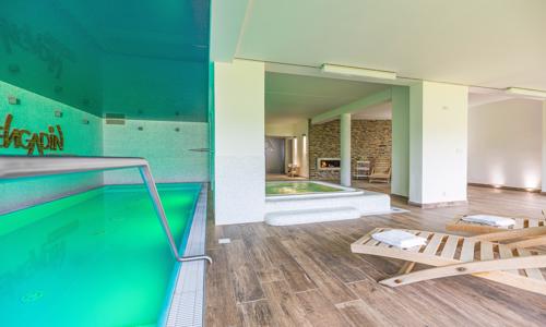 Boží Dar: Apartmán Engadin pre 4 osoby s raňajkami a neobmedzeným i privátnym wellness (bazén, sauny, vírivka)