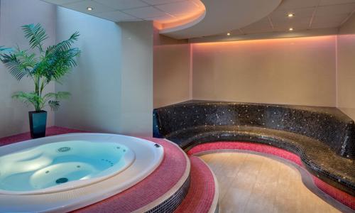 Brno pri centre: Hotel Avanti **** so strešným wellness s parádnym výhľadom (vírivka, sauna) + raňajky