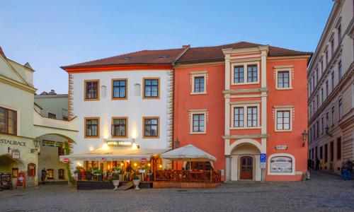 Český Krumlov: Pobyt priamo v centre luxusne v Depandancii Hotela Grand **** s raňajkami/polpenziou + Prosecco