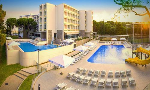 Chorvátsko: Biograd na Moru len 800 m od pláže v Hoteli Adria **** s plnou penziou plus + 3 bazény a animácie