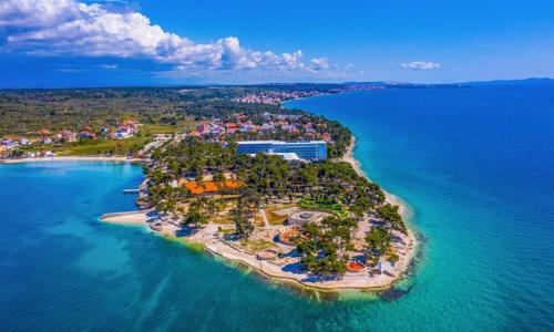 Chorvátsko blízko Zadaru a hneď pri pláži v Hoteli Pinija **** s 2 bazénmi, wellness a animáciami + polpenzia