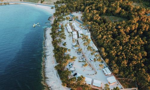 Chorvátsko: Brač len 30 m od mora v Boutique Campingu Bunja v štýlovom domčeku až pre 6 osôb + kuchyňa