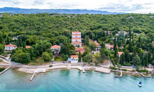 Chorvátsko iba 50 m od morského brehu: Ostrov Krk v Hoteli Delfin *** s polpenziou + deti do 12 rokov zdarma