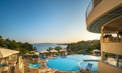 Chorvátsko plné zábavy: Hotel Sunny Krk *** pri pláži s rozšírenou polpenziou, bazénom + tretia osoba zadarmo