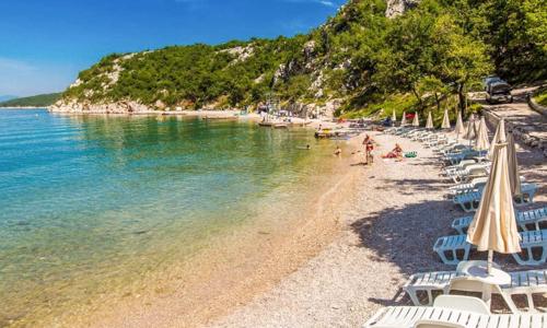 Chorvátsko pri pláži v štýlovom bungalove v Holiday Resorte Kačjak s kuchyňou a terasou s výhľadom na more