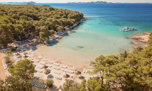 Chorvátsko v bungalove v Pine Beach Resorte Pakoštane *** + plná penzia, vodné atrakcie, ležadlá a aktivity