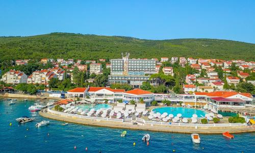 Dovolenka len 300 m od pláže v Hoteli Katarina **** s polpenziou a vonkajším bazénom + deti do 12 rokov zdarma