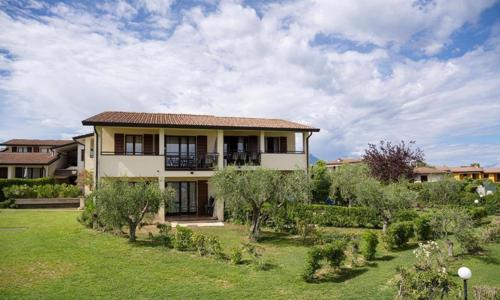 Dovolenka pre páry aj rodiny: Moniga del Garda na brehu jazera v Rezidencii Primera s polpenziou + bazény