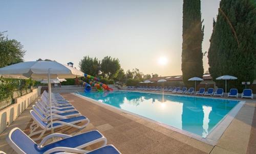 Dovolenka pri Lago di Garda, pamiatkach a zábavných parkoch: Camping Fontanelle **** s polpenziou a bazénom