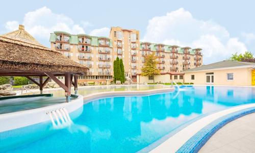 Hévíz 400 m od termálneho jazera: 4* Hotel Európa Fit s polpenziou, dvojposchodovým wellness a animáciami