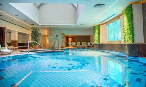 Hévíz len 600 m od termálneho jazera v Hoteli Palace **** s polpenziou a neobmedzeným wellness (bazén, sauny)