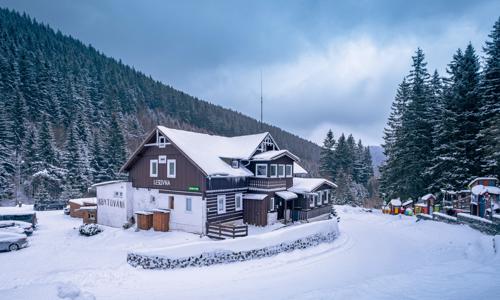 Horský pobyt v Krkonošiach: Pec pod Sněžkou pri ski areáloch v štýlovej Chate Lesovna s raňajkami + sauna