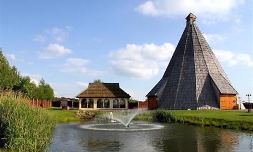 Jedinečný pobyt v sude či maringotke blízko Kolína a Poděbrad: Vigvam Resort s polpenziou a privátnym wellness