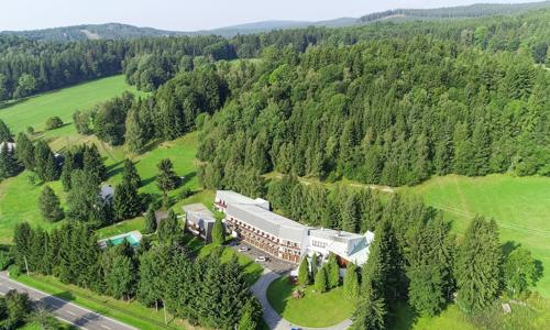 Jeseníky: Malá Morávka v Horskom Hoteli Neptun s polpenziou, vonkajším bazénom a ohniskom/grilom + herňa