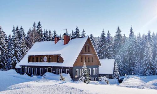 Jizerské hory 200 m od vleku v Hoteli Perla Jizery *** s raňajkami či polpenziou a privátnym wellness + sánky