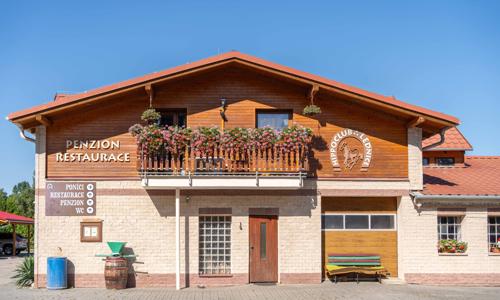 Južná Morava: Lednice v Penzióne Hippoclub s romantickou jazdou v koči, polpenziou a džbánom vína