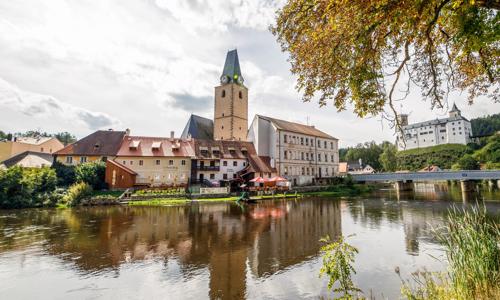 Južné Čechy: Rožmberk nad Vltavou v Pensione U Farní školy s raňajkami, spoločnou kuchyňou a fľašou vína